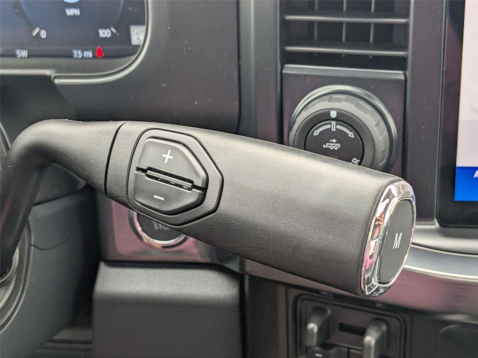 New 2025 Star White Metallic Tri-Coat Ford LARIAT image 24