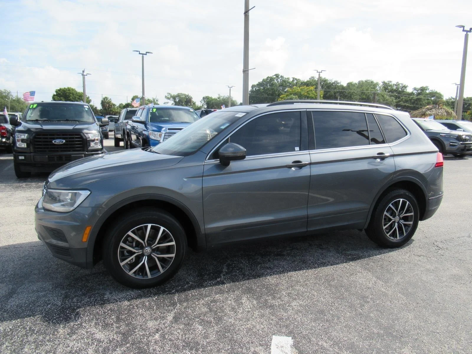 Used 2019 Platinum Gray Metallic Volkswagen SE image 4