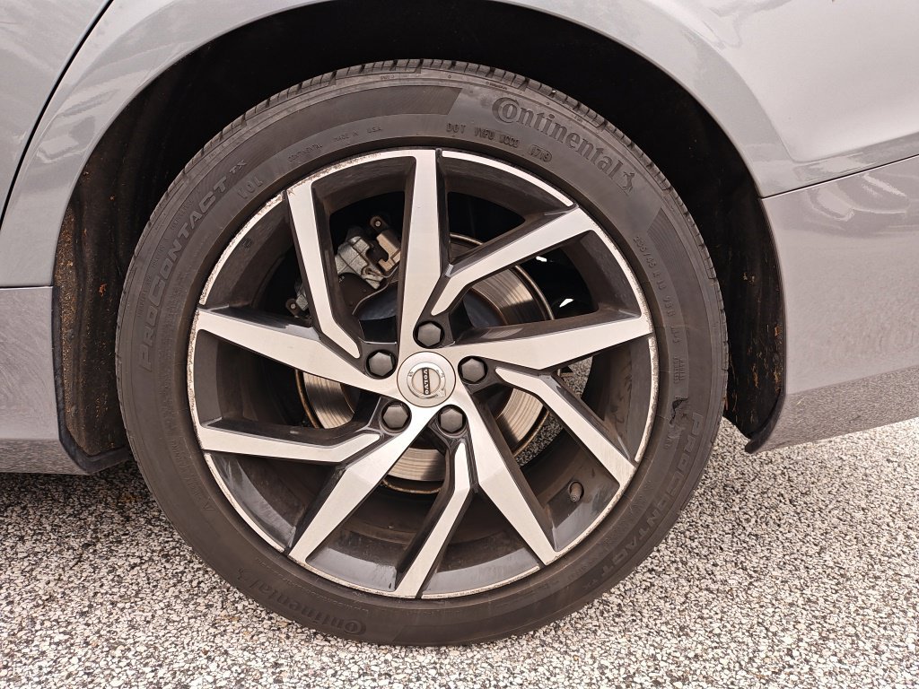 Used 2020 Gray Volvo T5 Momentum image 22