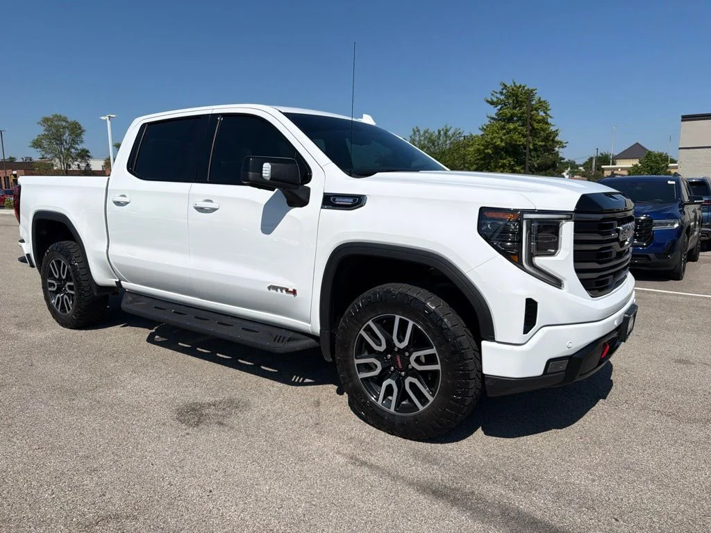 Used 2025 White GMC AT4 image 9