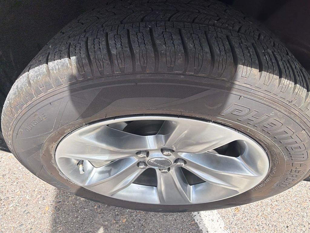 Used 2018 Gray Dodge SXT image 7