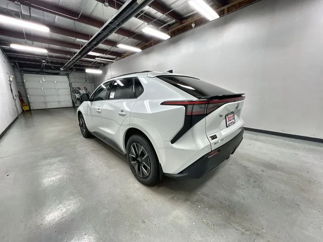 New 2026 Wind Chill Pearl <sup>1</sup> Toyota  XLE image 6