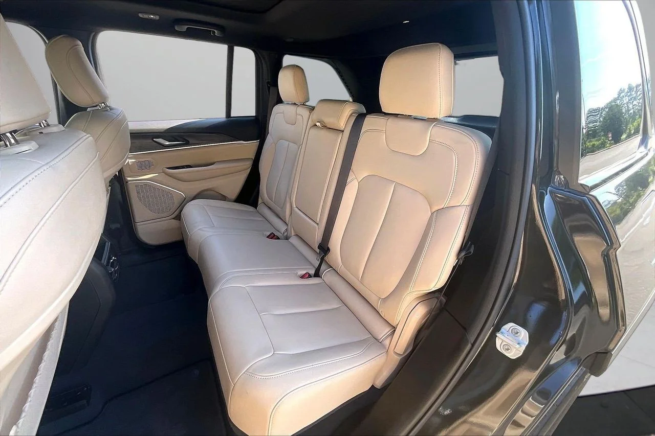 Certified Used 2023  Jeep Limited image 24