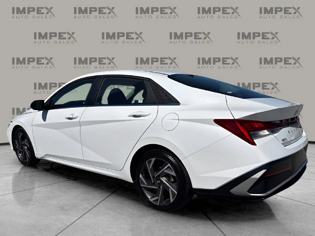 Used 2025 White Hyundai SEL Convenience image 3