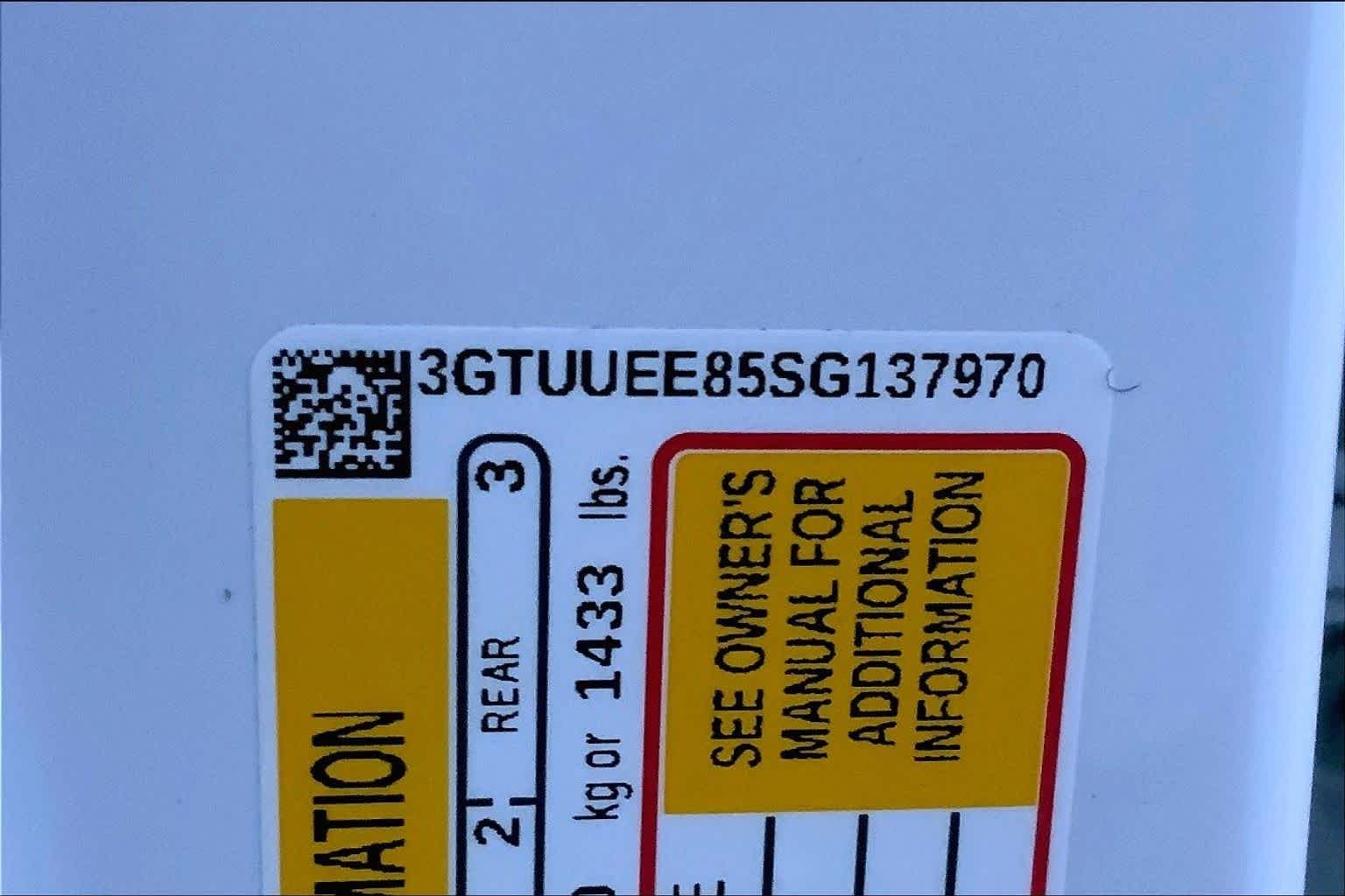 Used 2025 Summit White GMC AT4 image 31