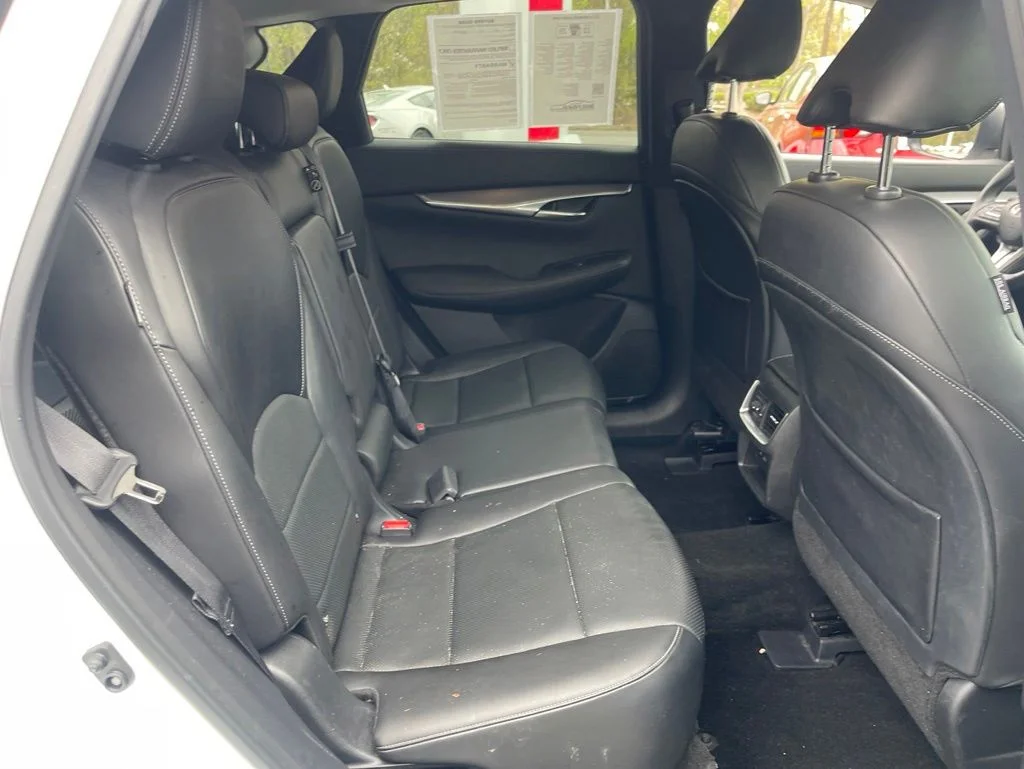 Used 2023 White INFINITI LUXE image 18