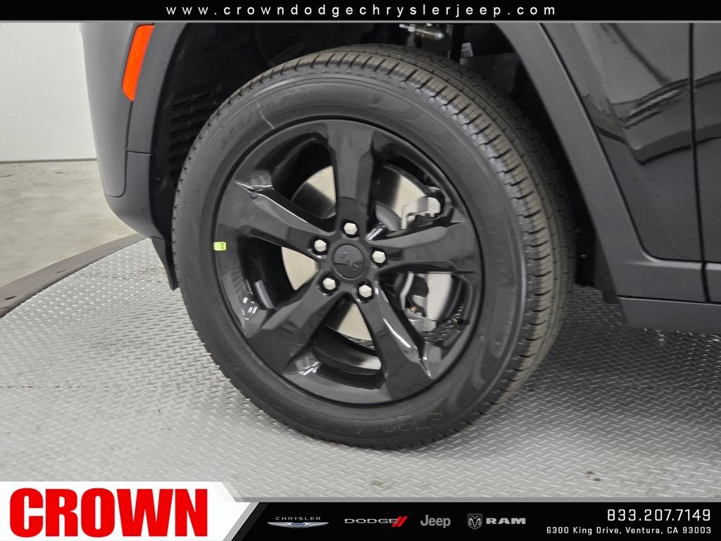 New 2026 Diamond Black Crystal Pearl-Coat Exterior Paint Jeep Limited image 9
