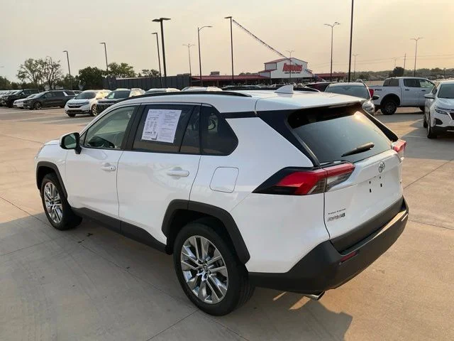 Used 2019 White Toyota XLE Premium image 30