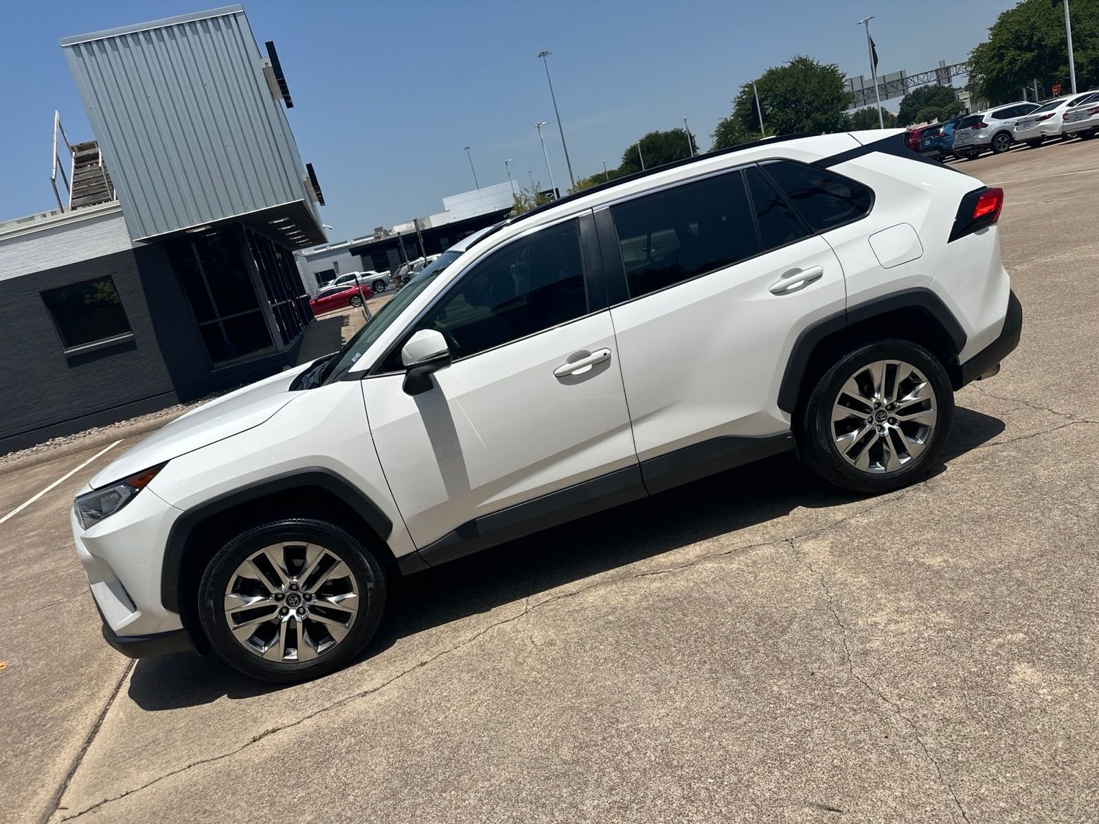 Used 2020 Super White Toyota XLE Premium image 6