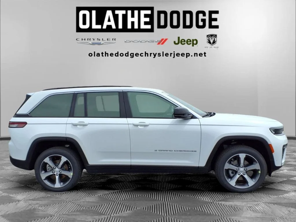 New 2026 Bright White Clear-Coat Exterior Paint Jeep Limited image 27