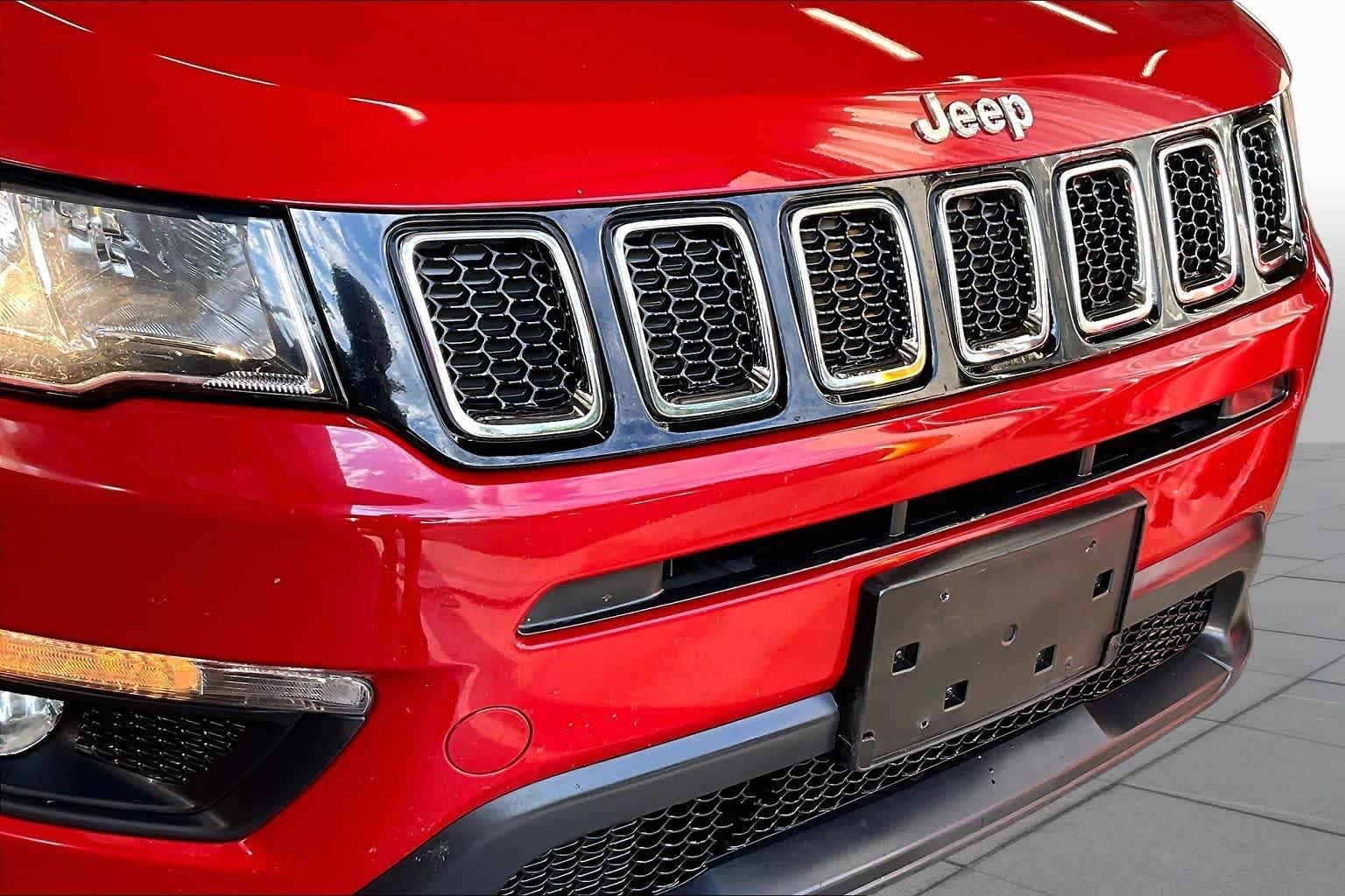 Used 2018 Redline Pearlcoat Jeep Latitude image 30