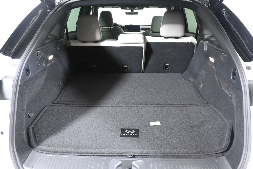 New 2027 2T RAD WHT INFINITI Sport AWD image 37