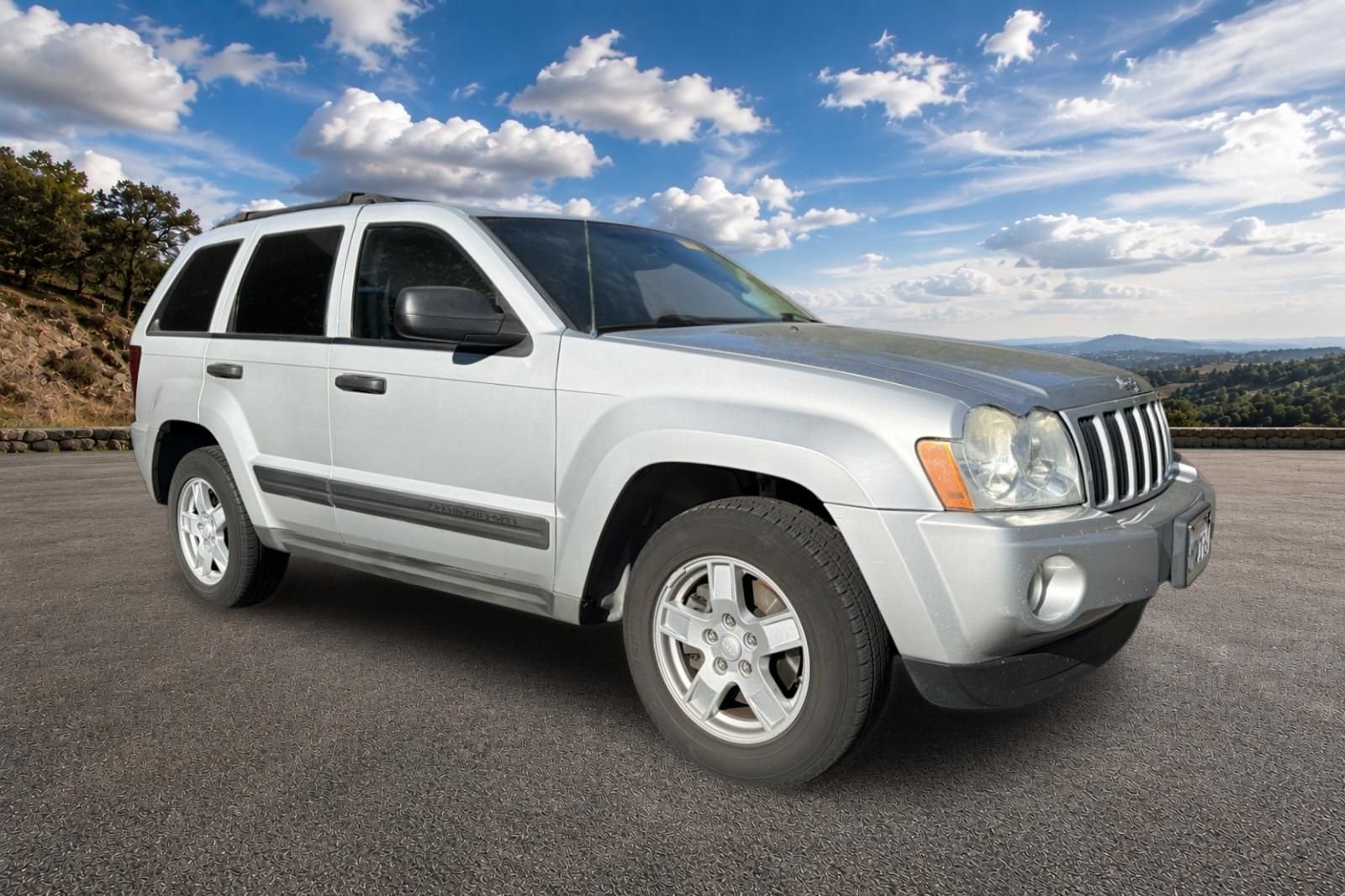 Used 2005 Bright Silver Metallic Clearcoat Jeep Laredo image 2
