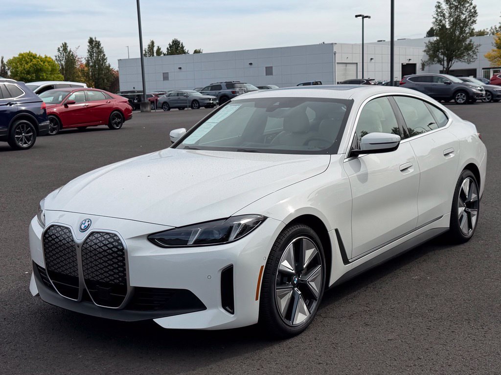 Used 2025 Alpine White BMW xDrive40 image 4