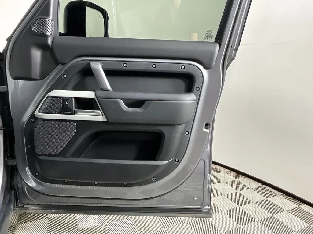 Used 2024 Gray Land Rover X-Dynamic SE image 21