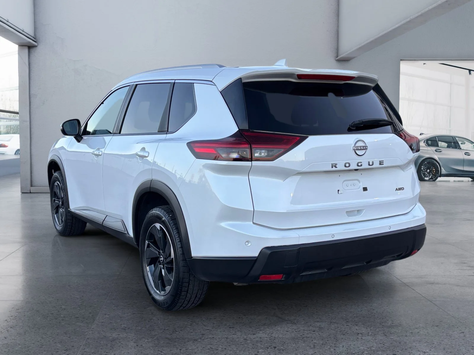 Used 2025 White Nissan SV Moonroof image 3
