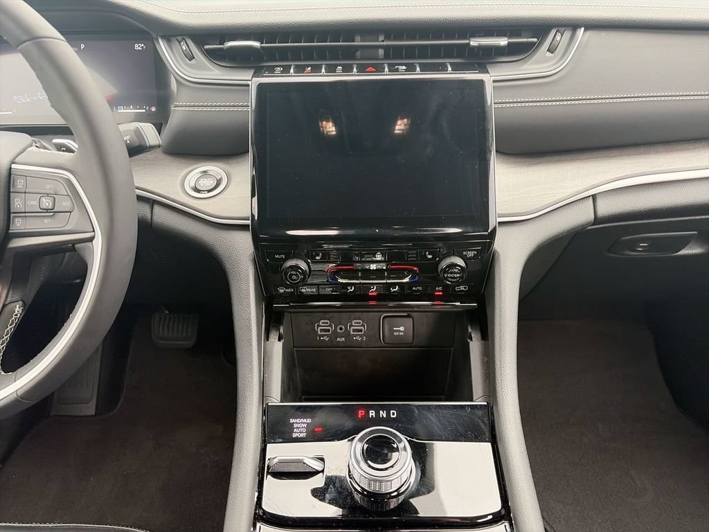 Used 2023  Jeep Limited image 12