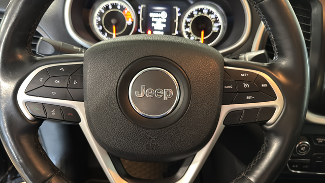 Used 2018 Diamond Black Crystal Pearlcoat Jeep Latitude Plus image 16