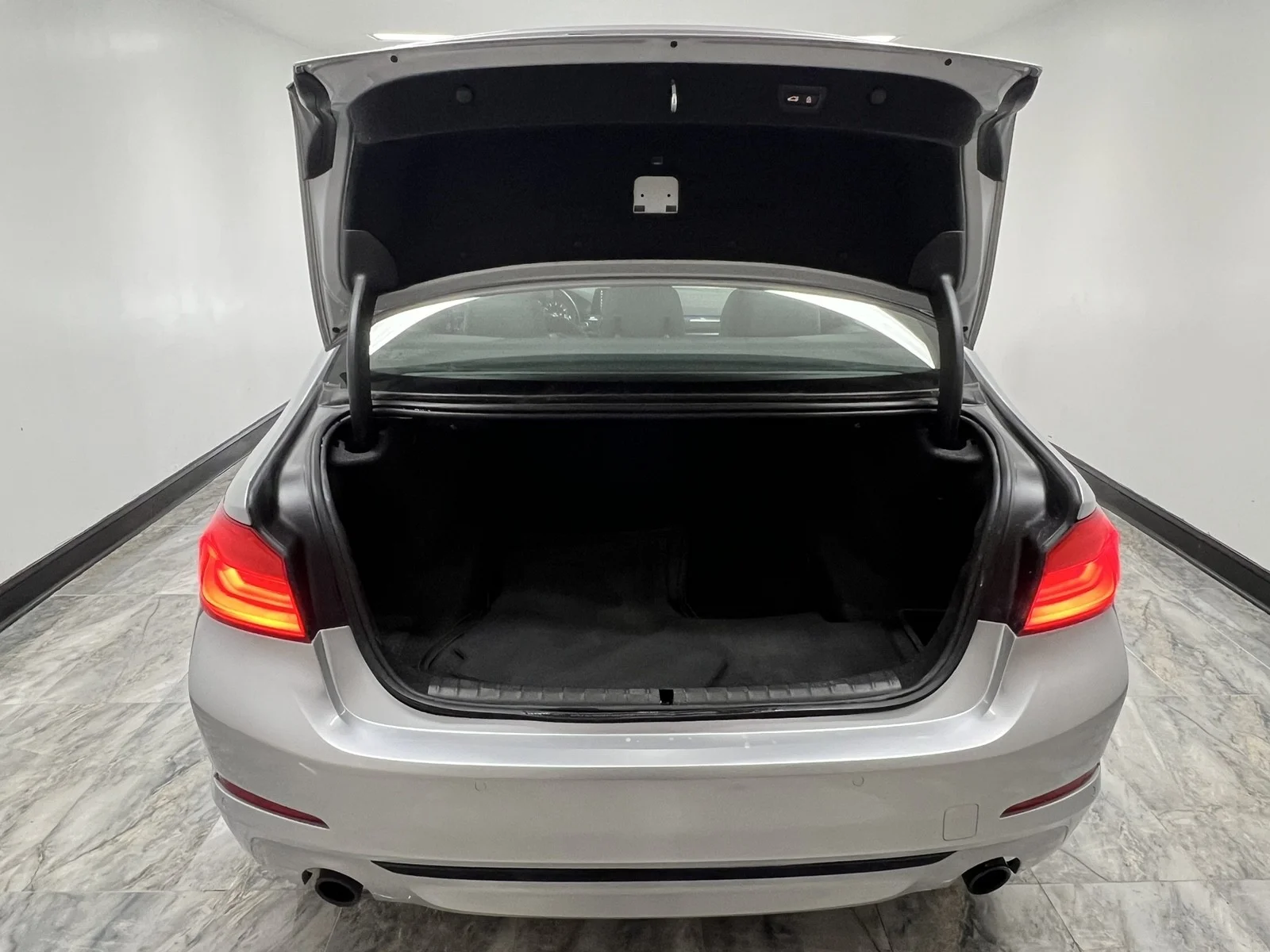 Used 2019 Glacier Silver Metallic BMW 530i xDrive image 7