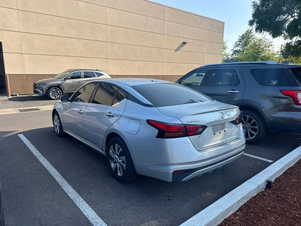 Used 2020 Silver Nissan 2.5 S image 2