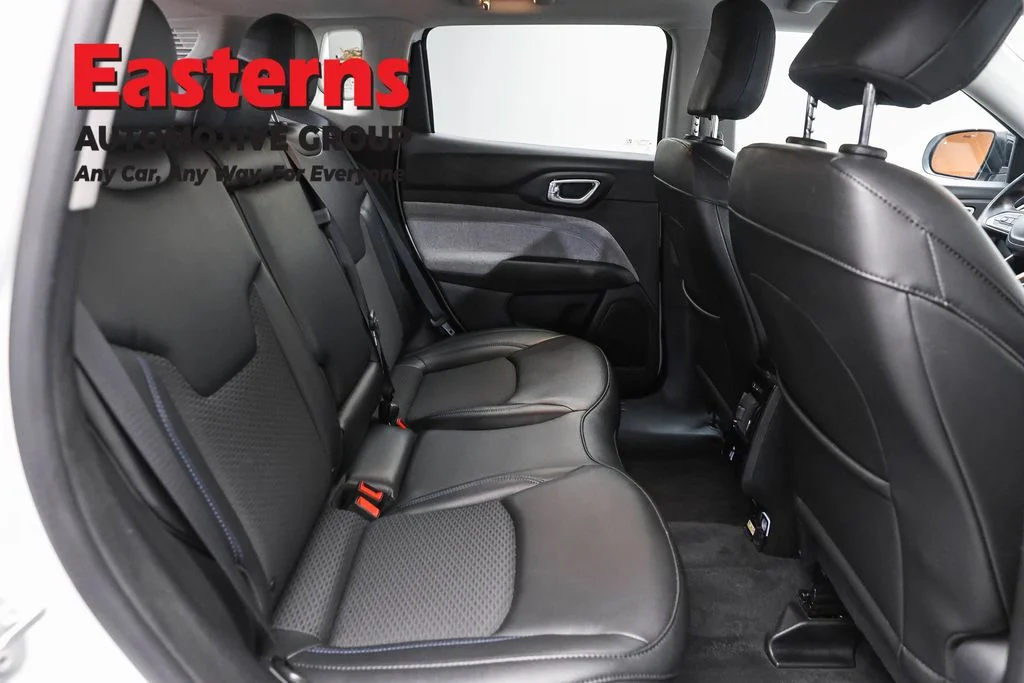 Used 2022 White Jeep Latitude image 22