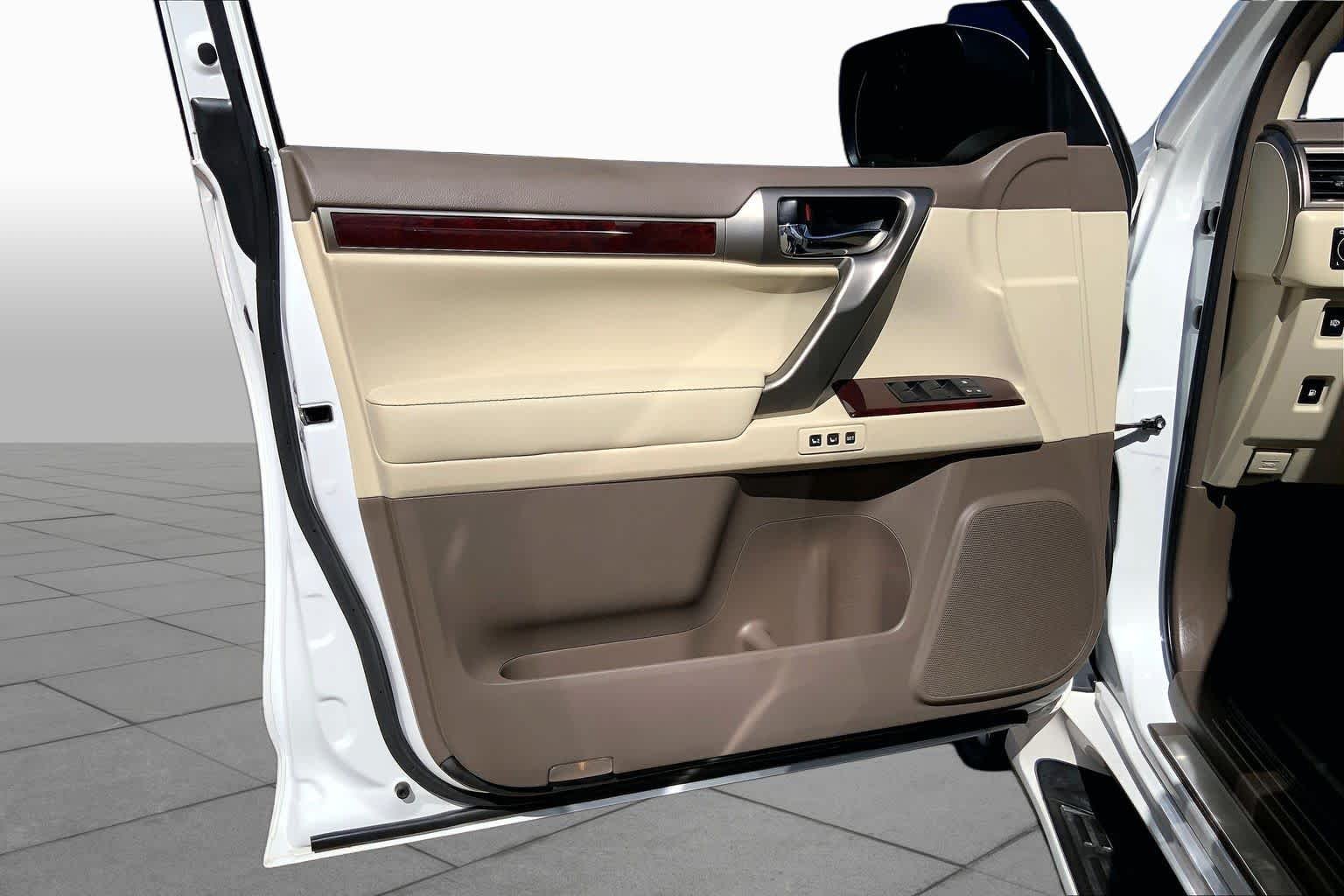Used 2015 Starfire Pearl Lexus  image 22