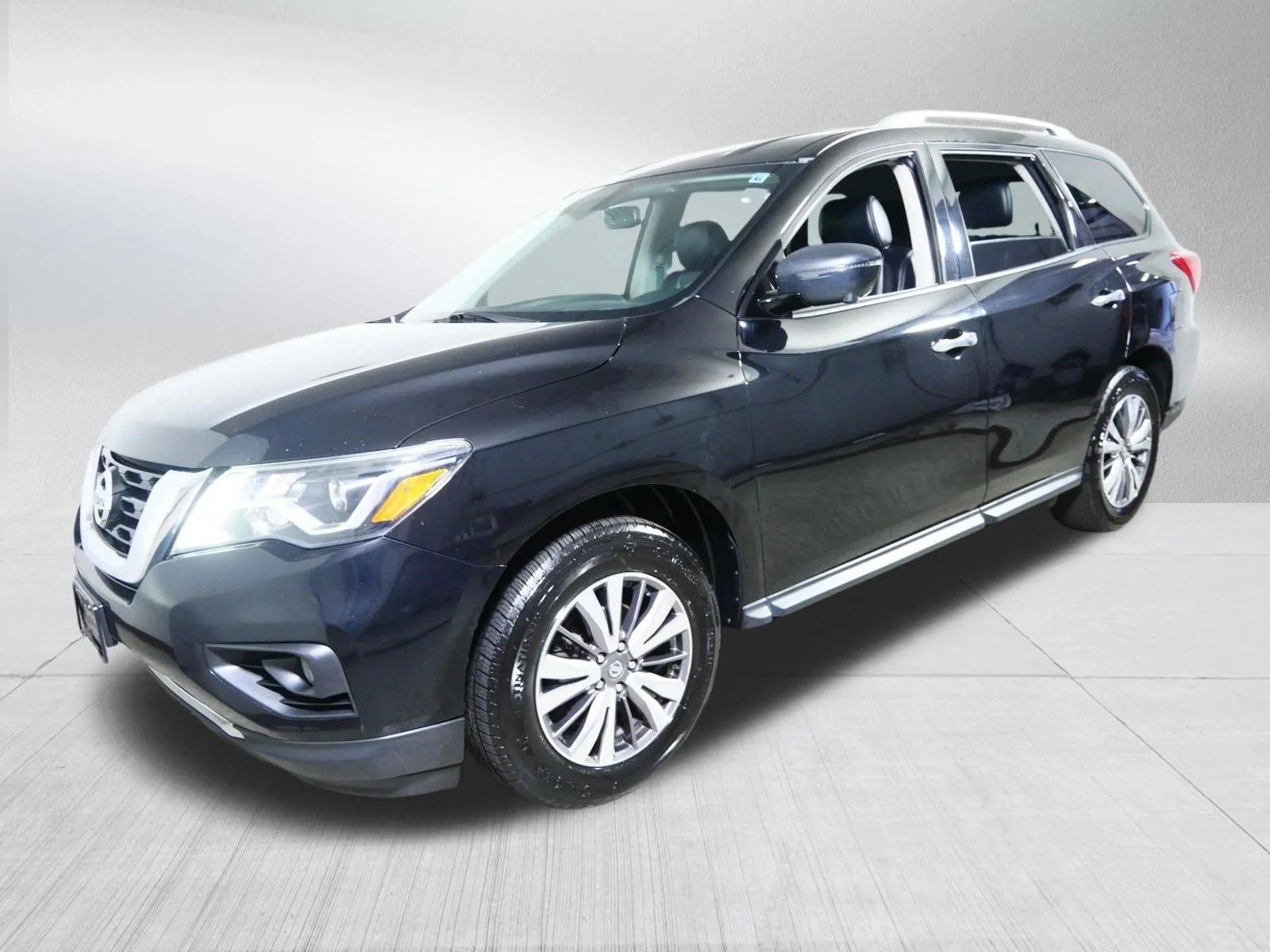 Used 2018 Magnetic Black Nissan SL image 3