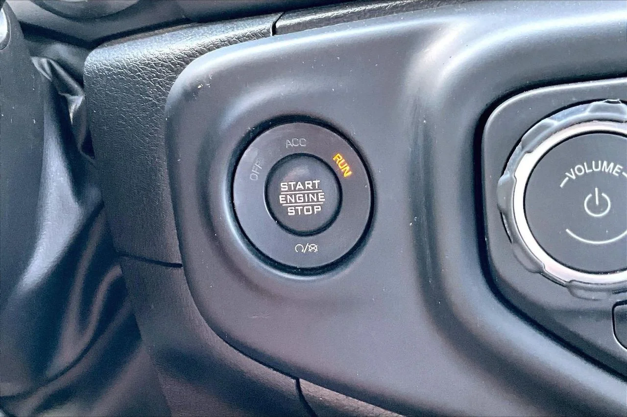 Used 2022 White Jeep Sport S image 27