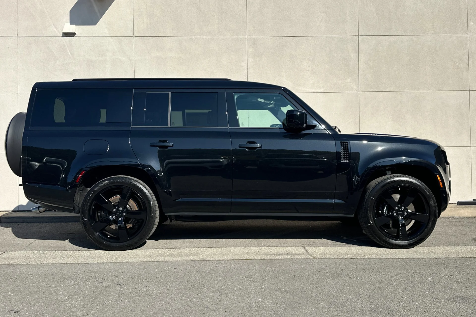 New 2026 Santorini Black Land Rover V8 image 8