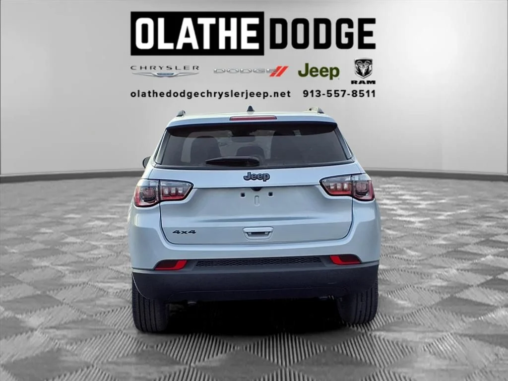 New 2026 Silver Zynith Metallic Clearcoat Jeep Latitude image 23