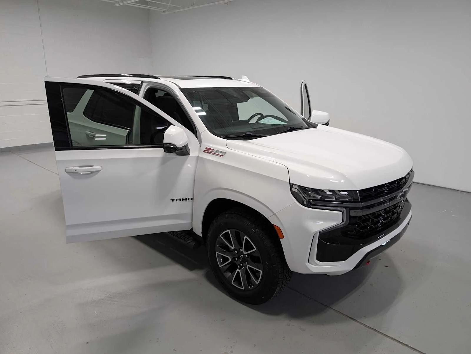 Used 2022 Summit White Chevrolet Z71 image 17