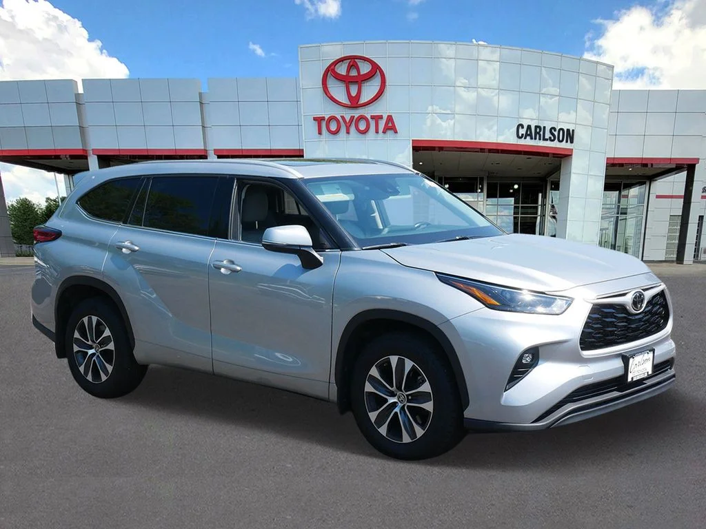 Used 2022 Toyota Highlander XLE with VIN 5TDGZRBH3NS225125 for sale in Minneapolis, Minnesota