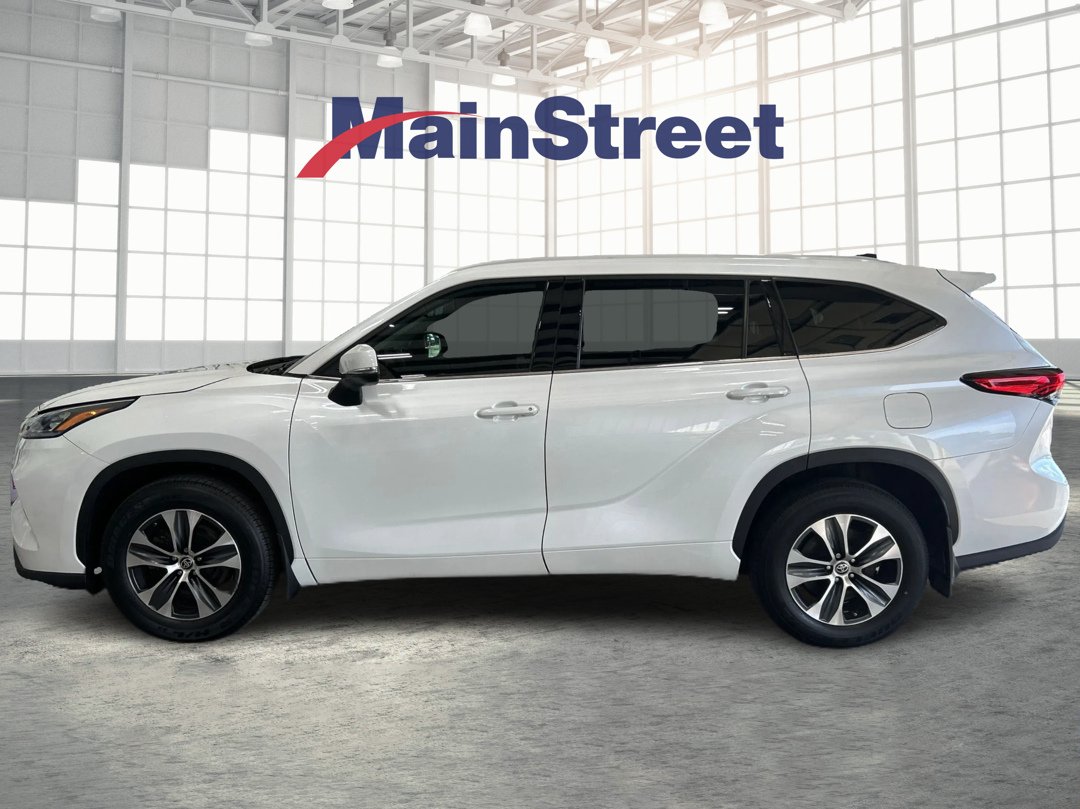 Used 2022 Toyota Highlander XLE with VIN 5TDGZRBH4NS172709 for sale in Kansas City
