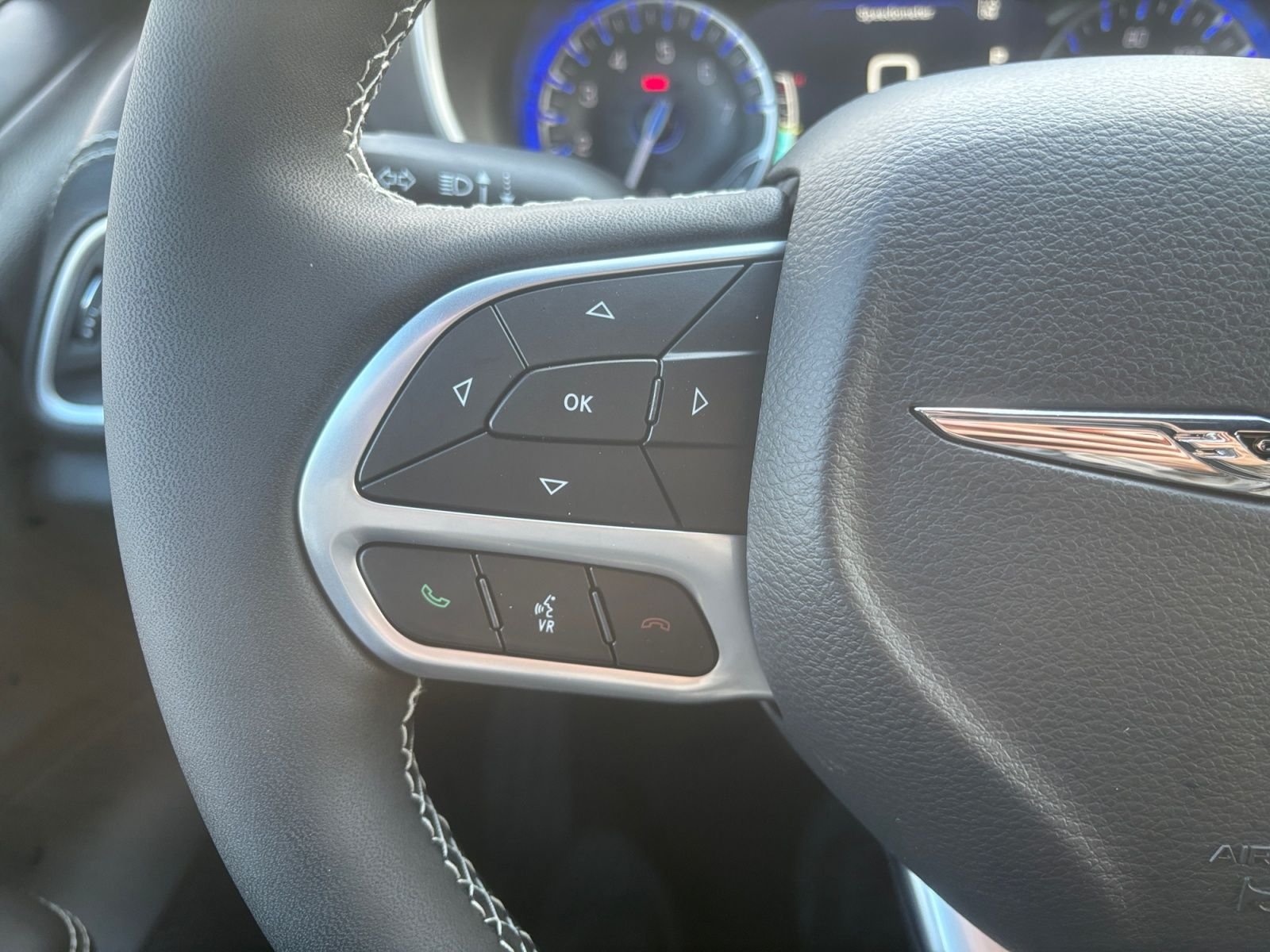 New 2026 Bright White Clear-Coat Exterior Paint Chrysler Select image 22