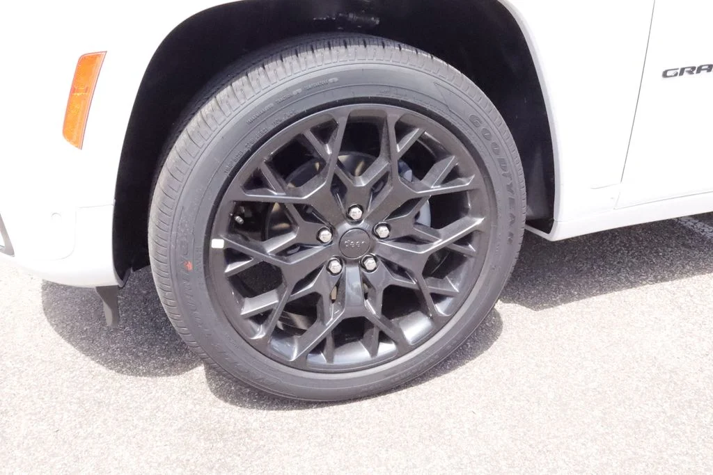 New 2026 Bright White Clear-Coat Exterior Paint Jeep Summit image 7