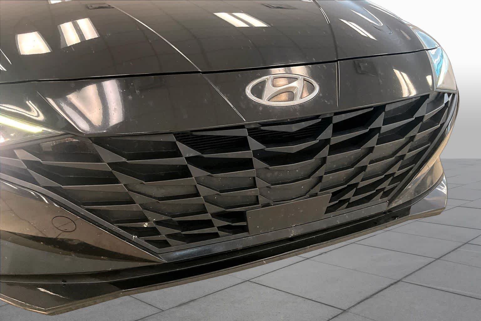 Used 2022 Phantom Black Hyundai SEL image 26