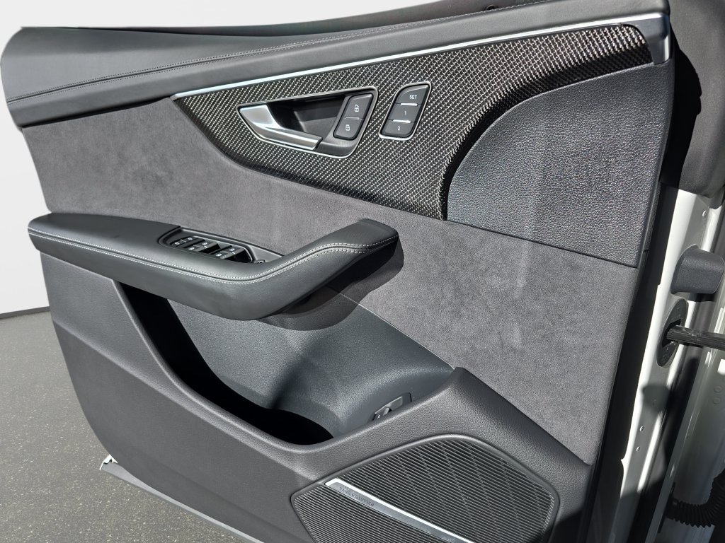 Used 2023  Audi 4.0T Prestige image 30