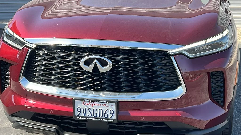Certified Used 2025 Deep Bordeaux INFINITI LUXE image 3