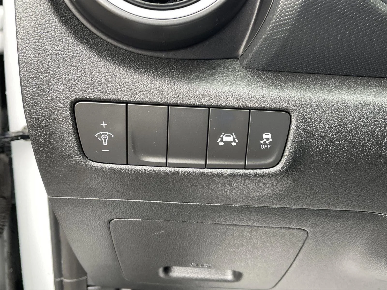 Used 2020 Chalk White Hyundai SE image 15