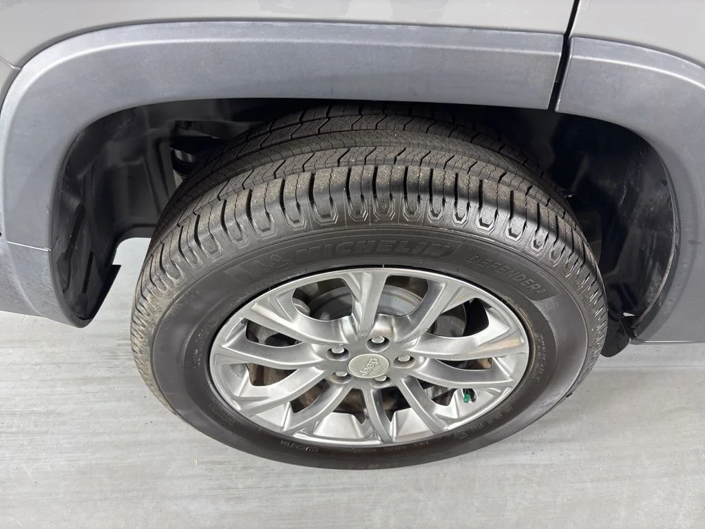 Used 2021 Gray Jeep Latitude Lux image 10
