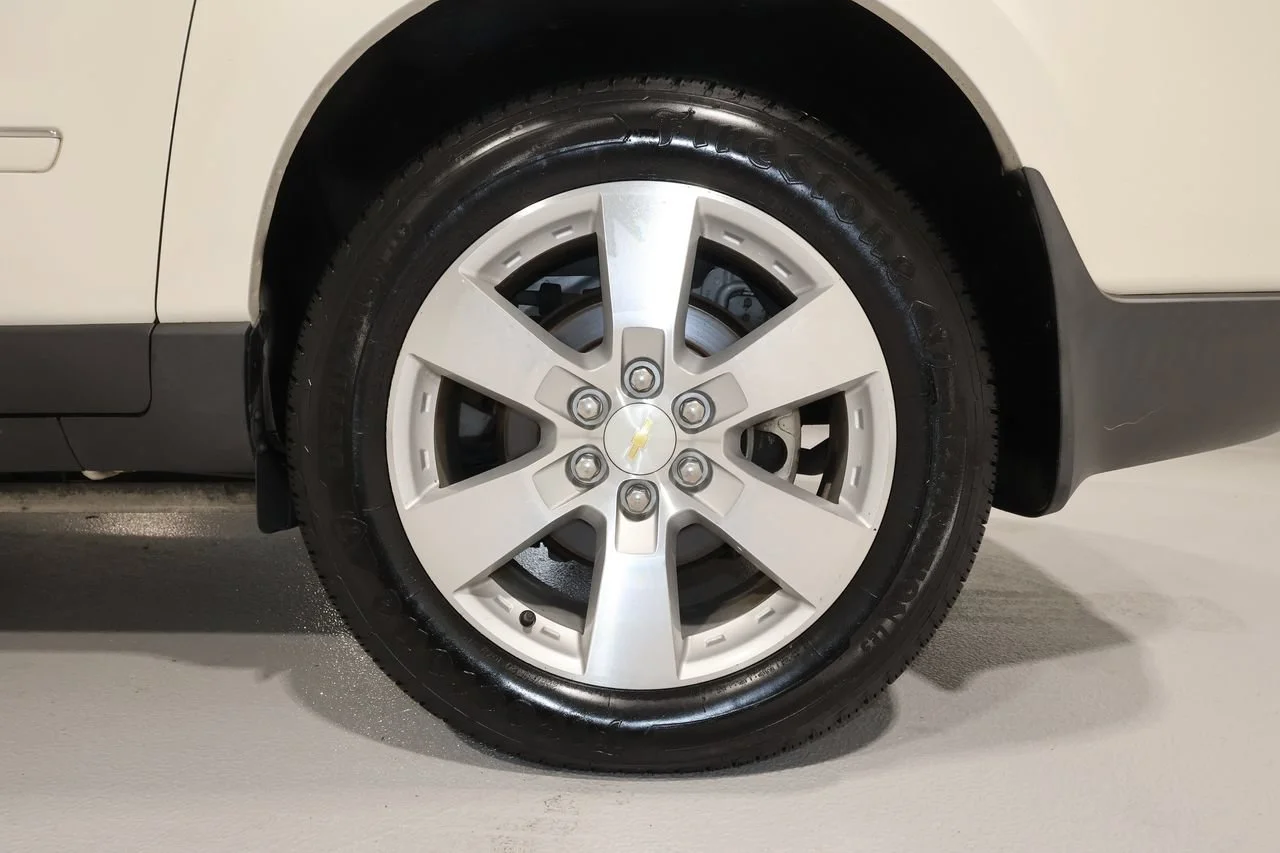 Used 2014 White Diamond Tricoat Chevrolet LTZ image 23
