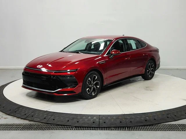Used 2025 Red Hyundai SEL image 4