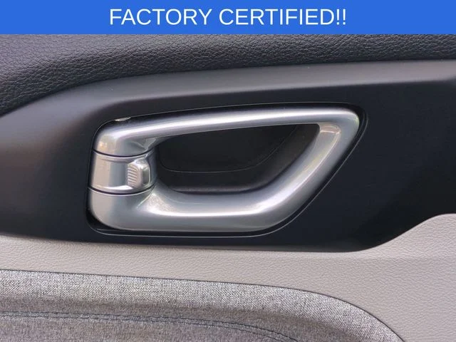 Used 2024 White Jeep Latitude image 13