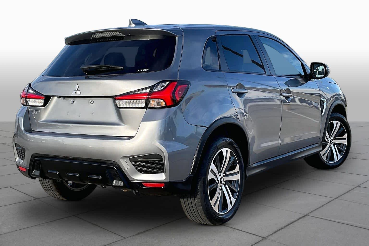 Used 2024 Mercury Gray Metallic Mitsubishi SE image 13
