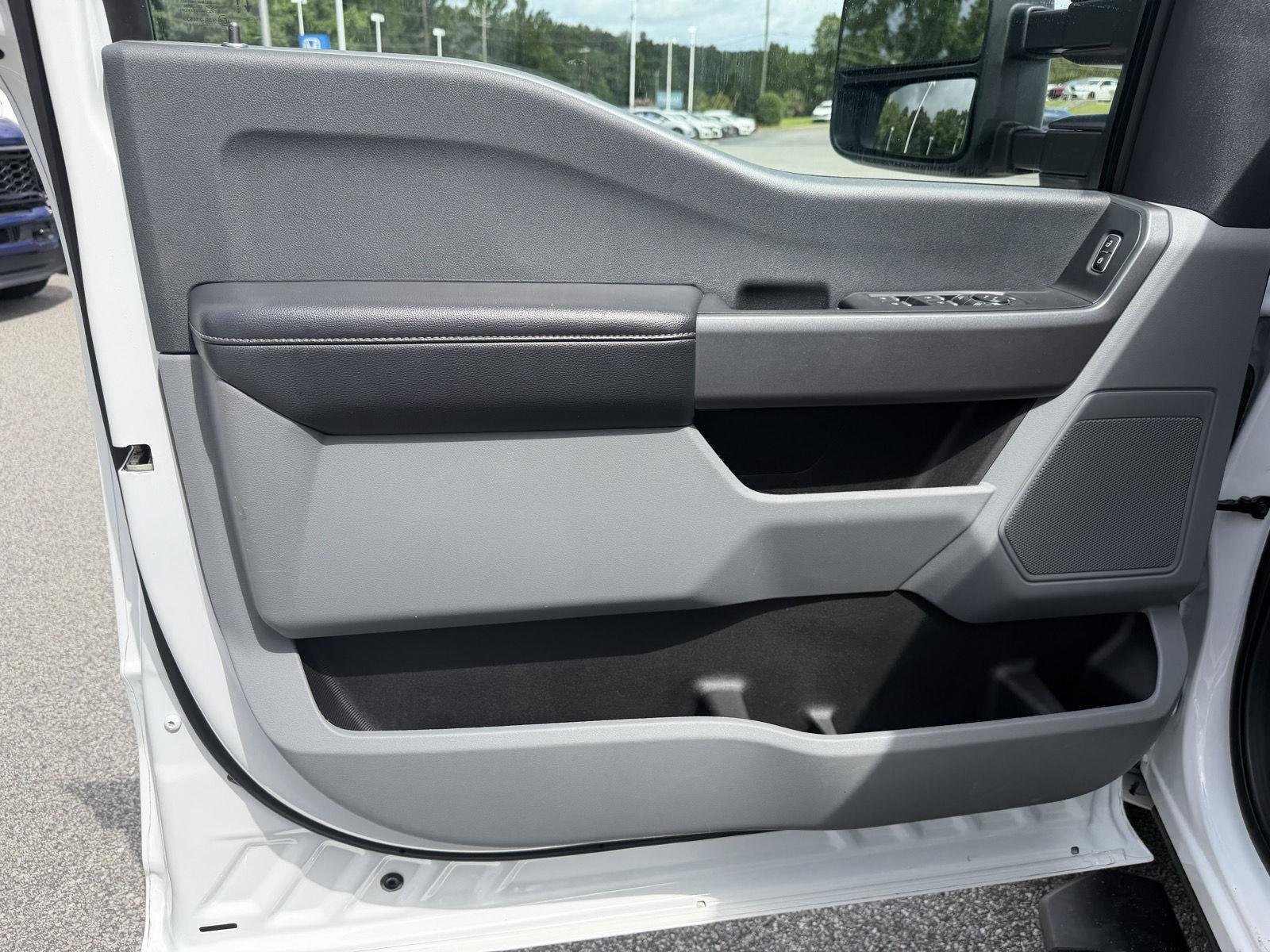 Used 2025 Oxford White Ford XLT image 16