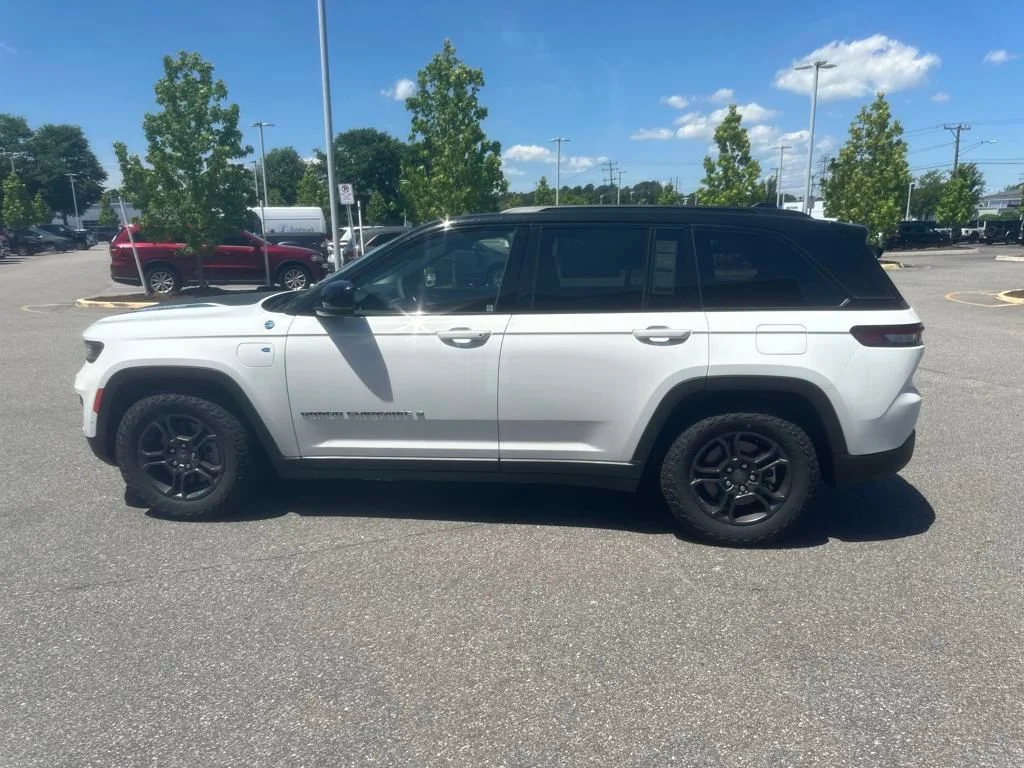 New 2024 Bright White Clear-Coat Exterior Paint Jeep Trailhawk 4xe image 19