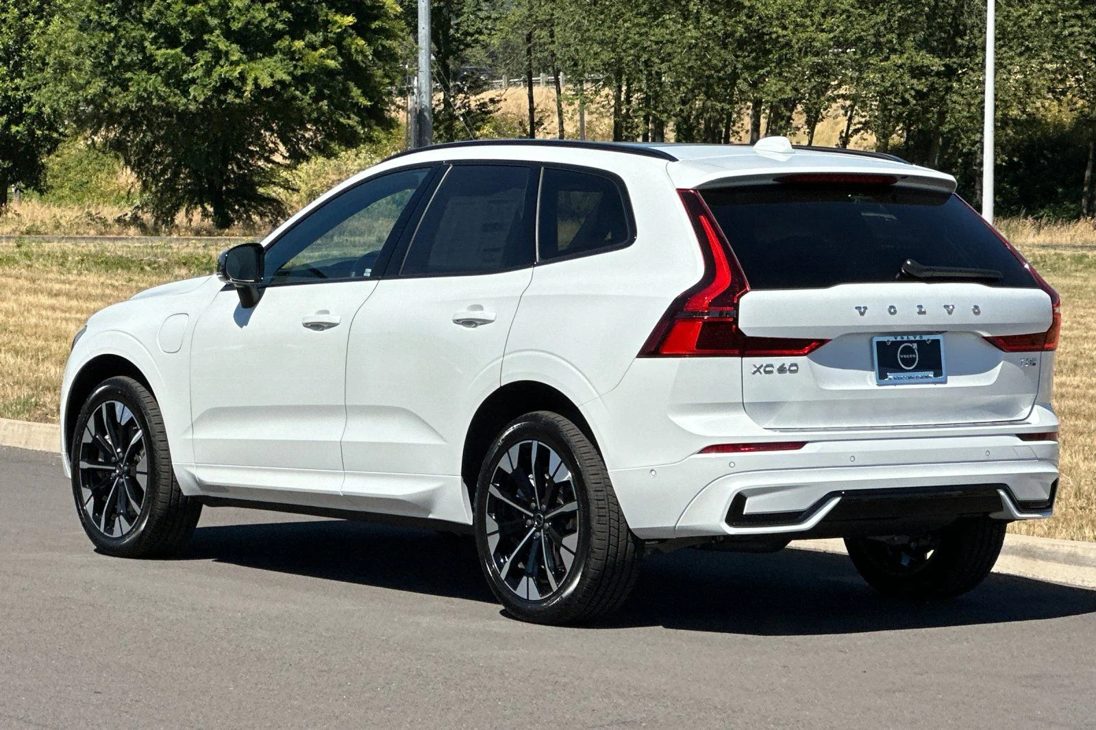 New 2026 Crystal White Volvo Plus image 5