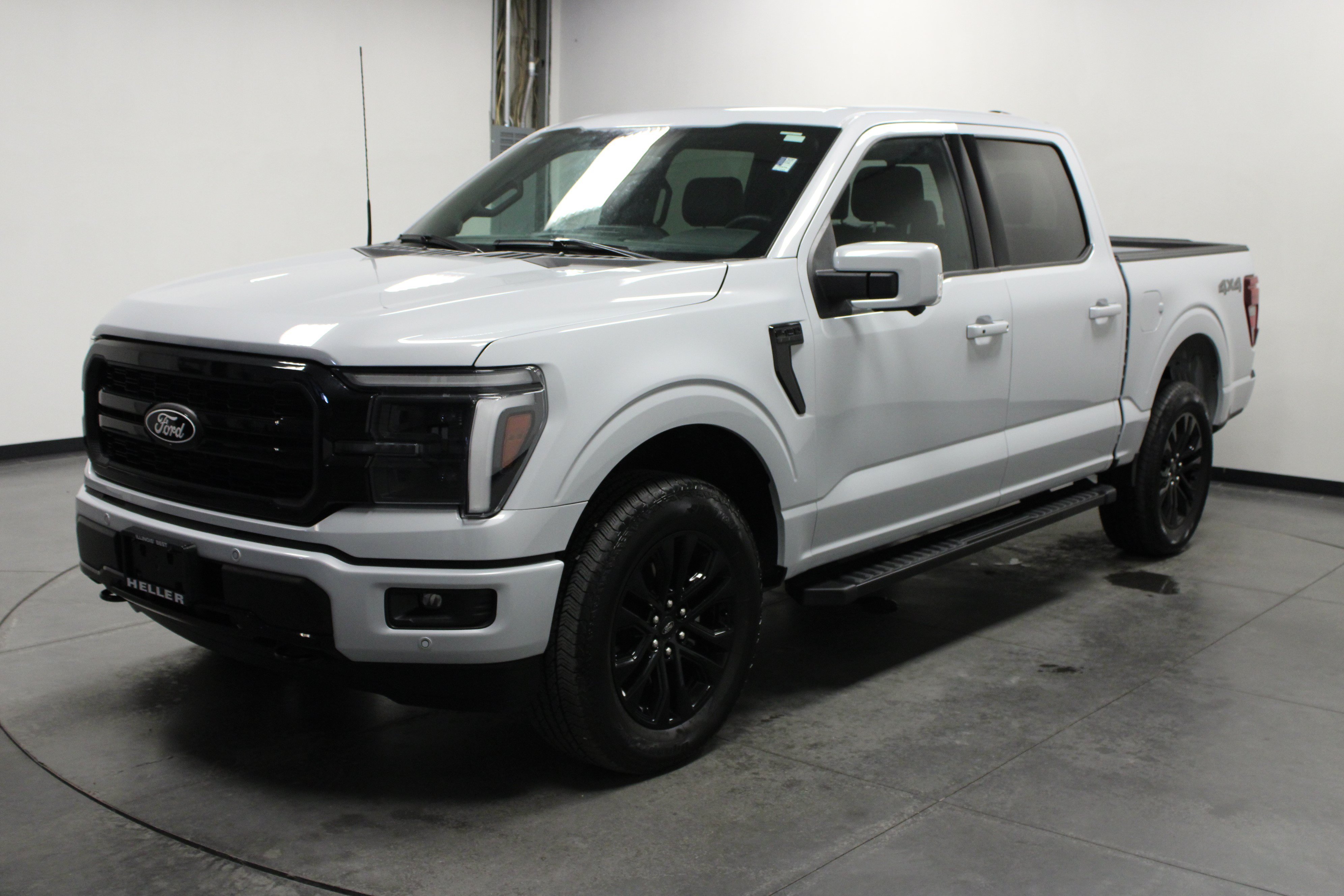 Used 2025 Space White Metallic Ford LARIAT image 10