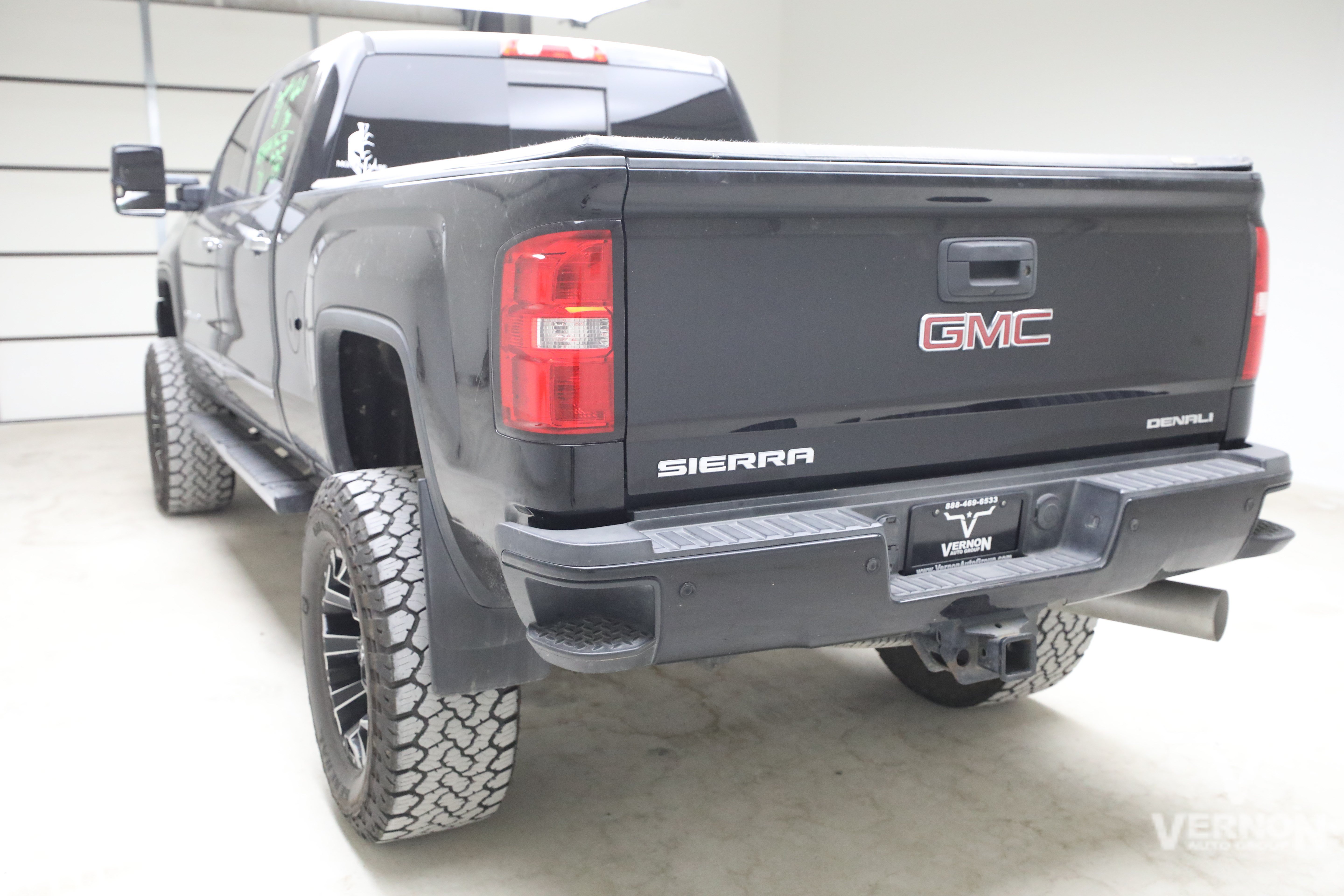 Used 2018 Onyx Black GMC Y image 2