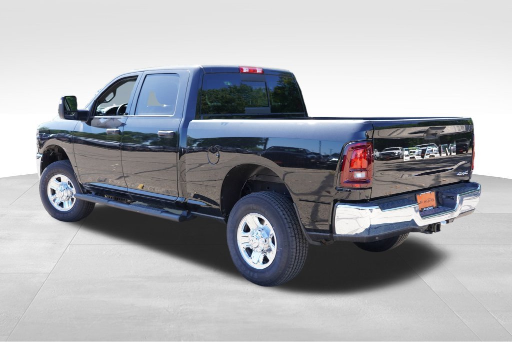 New 2026 Diamond Black Crystal Pearl-Coat Exterior Paint RAM Tradesman image 5